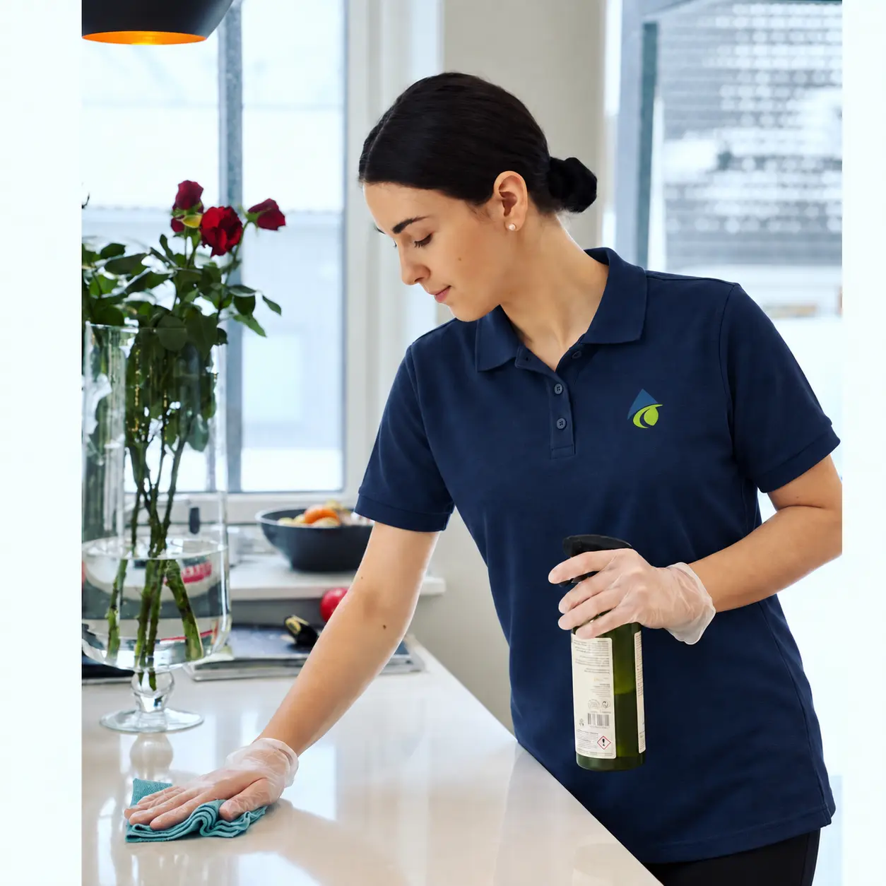 CleanHouse-medarbetare rengör ett kök