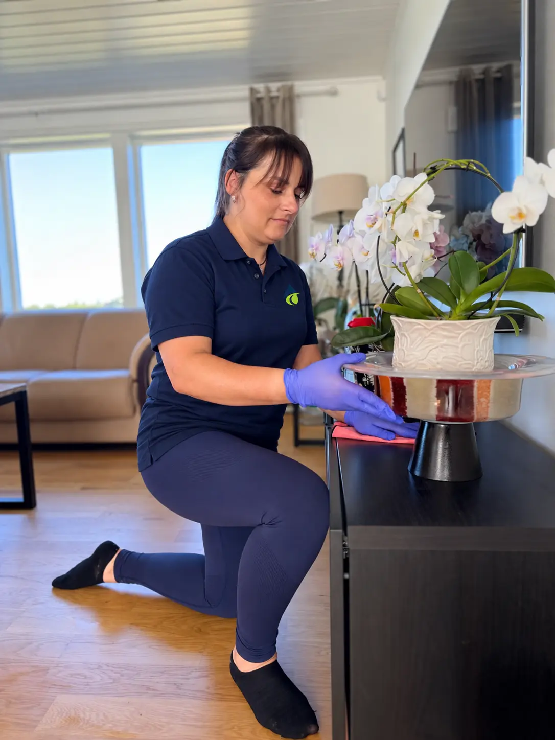 CleanHouse-medarbetare rengör ett vardagsrum