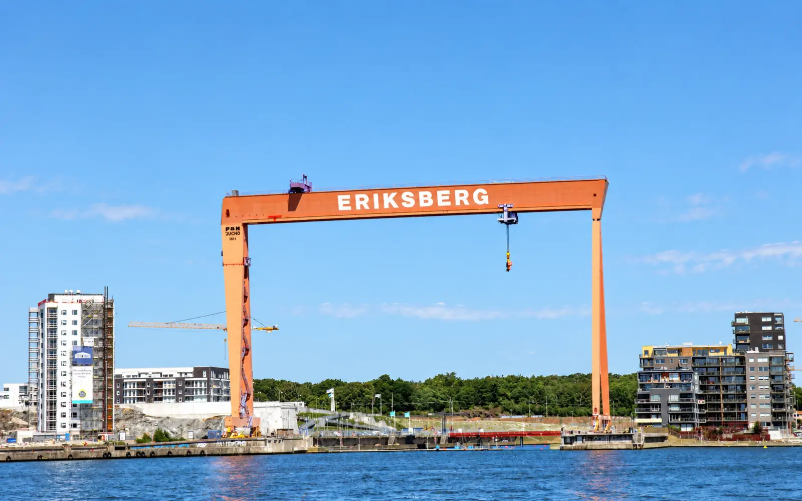 Eriksbergs bockkran och kajen på Hisingen i Göteborg
